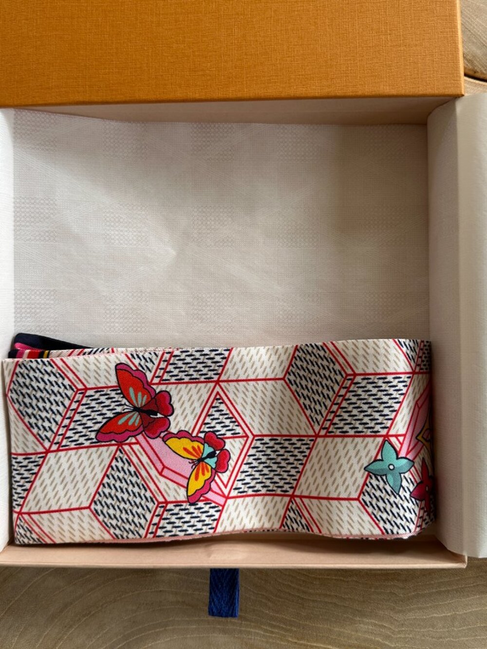 Louis Vuitton Silk Bandeau Scarf Monogram Hearts Pink NWT w/ Box - Picture 3 of 8